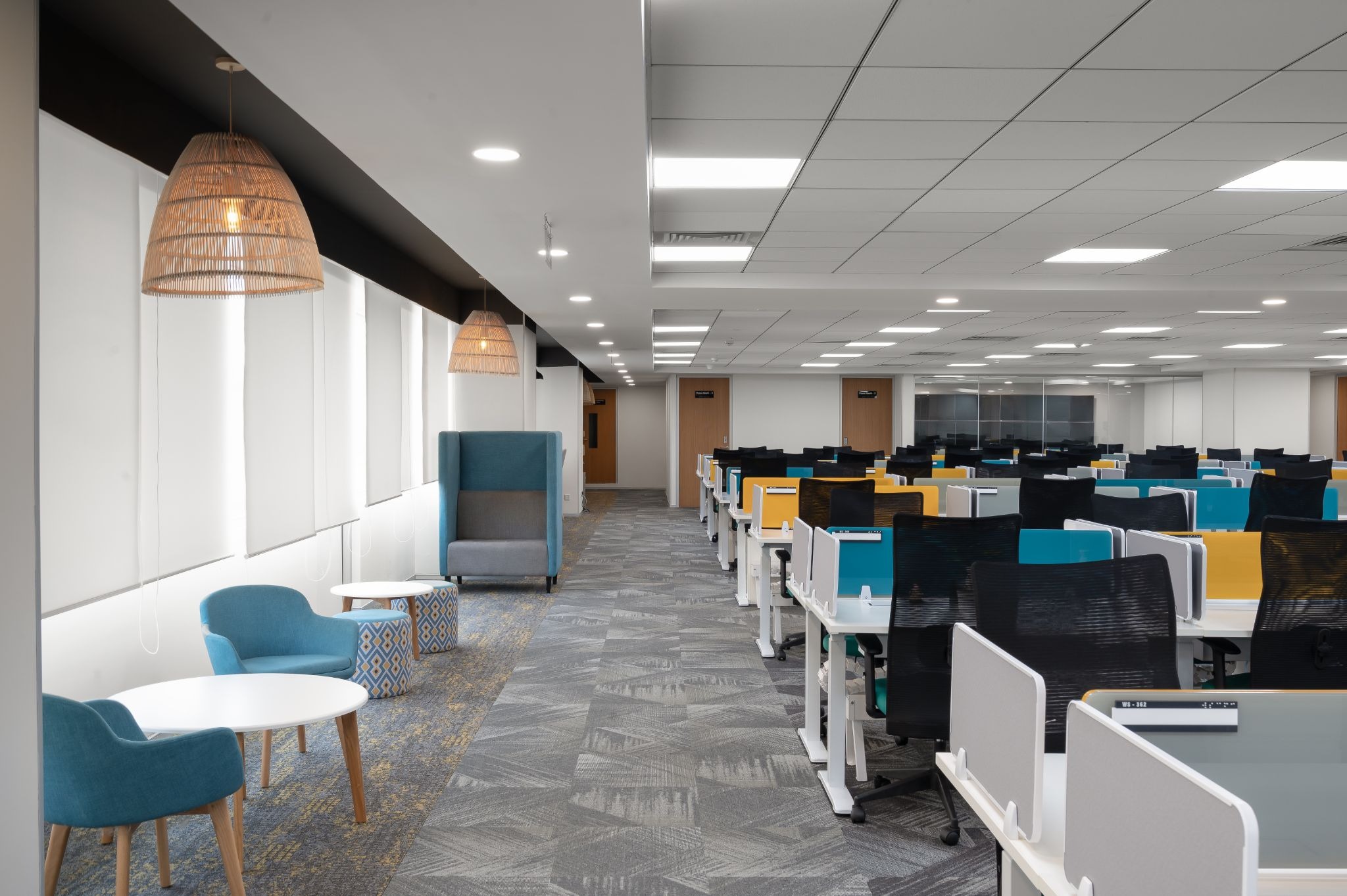 Read more about the article Why Natural White Light is Your Desk’s Best Friend